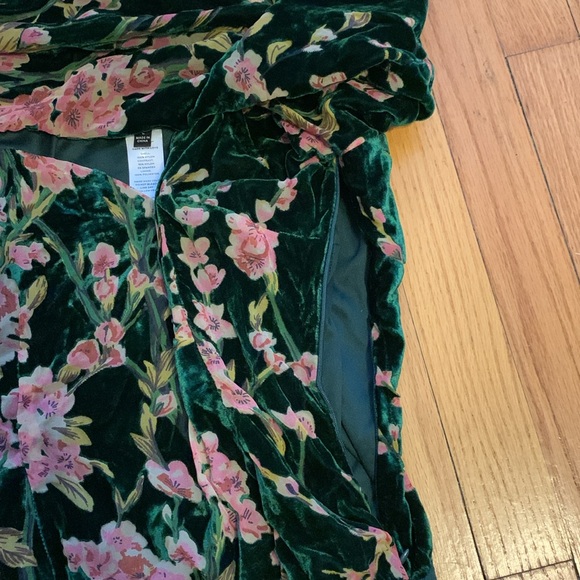 Lulus green bodysuit. Velvet- floral. Balloon sleeves. - Picture 3 of 4